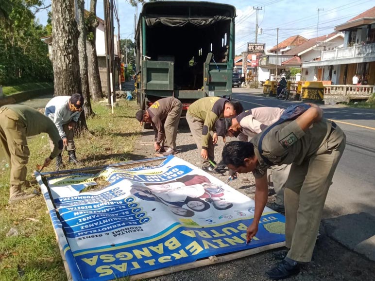 Puluhan Reklame Melanggar Dibongkar Petugas