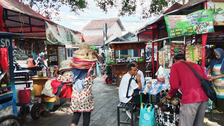 Berkah Liburan, Pedagang Asongan di Candi Borobudur dan Candi Mendut Naik Omzet Dua Kali Lipat