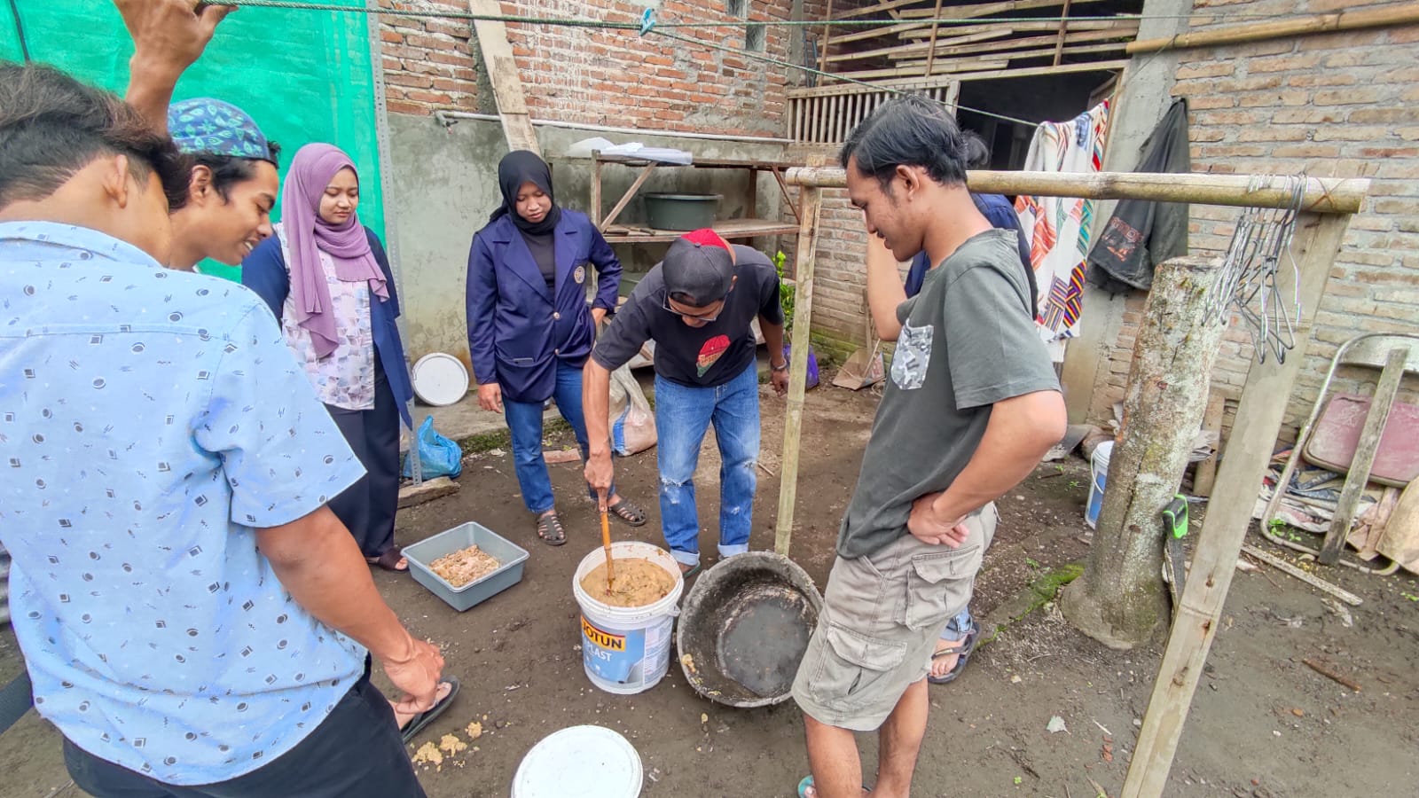 Urai Persoalan Sampah di Dusun Setan, Mahasiswa UNIMMA Budidaya Maggot dengan Memanfaatkan Limbah Organik