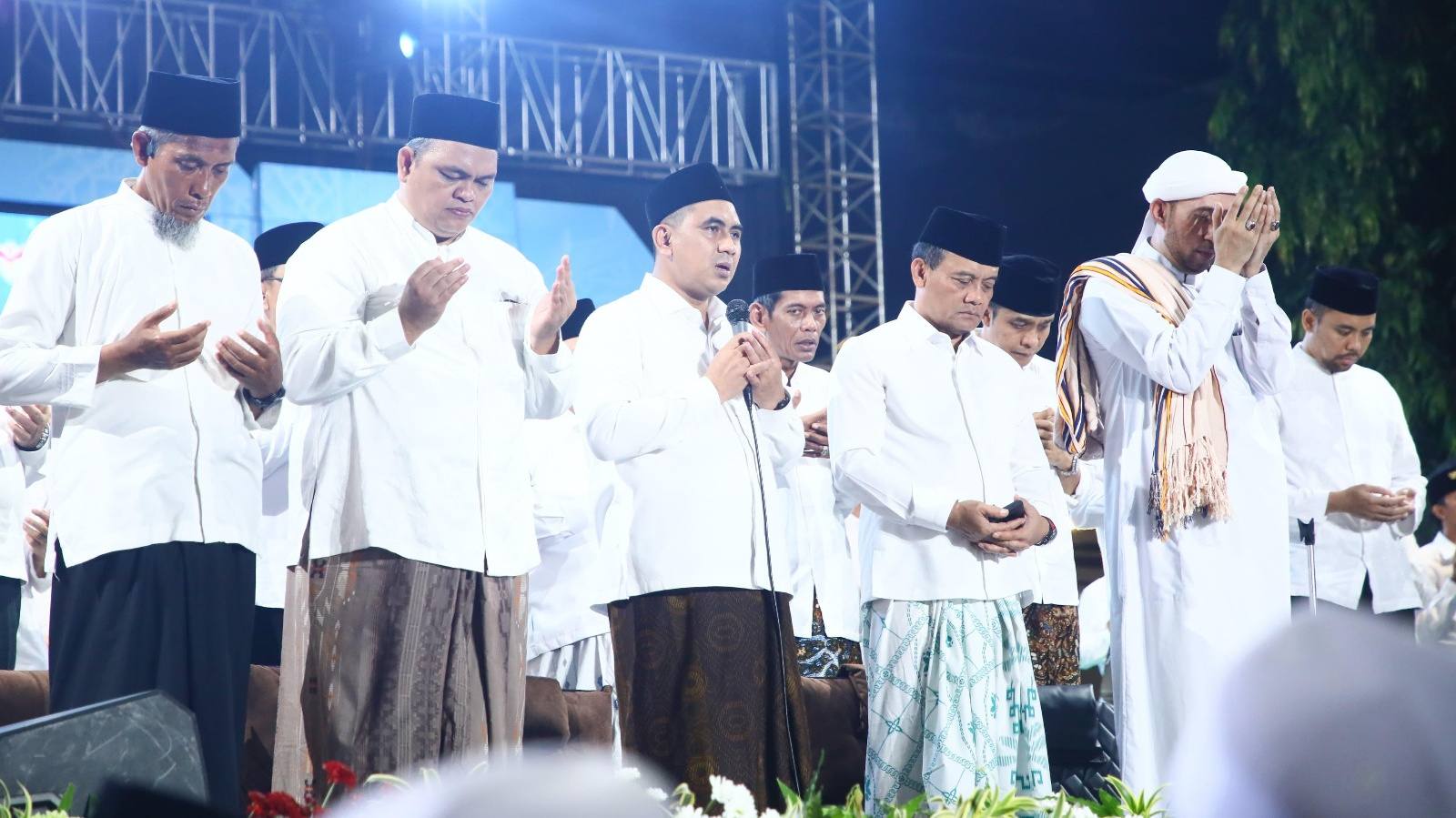 Ribuan Warga Hadiri Kantor Gubernur Jateng, Bersholawat Bareng Majelis Azzahir Peringati 100 Hari Luthfi-Yasin
