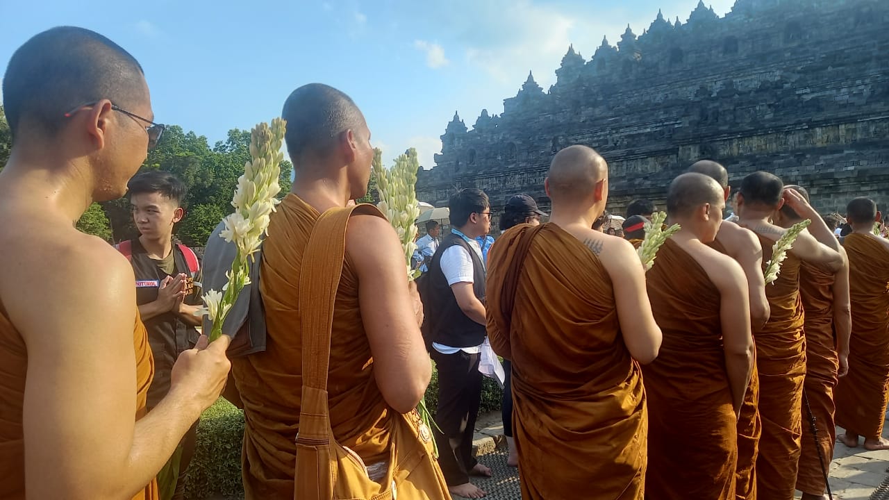 Setelah Menempuh Perjalanan 60 Km dari Semarang, Bhikkhu Thudong Bangga Tiba di Candi Borobudur