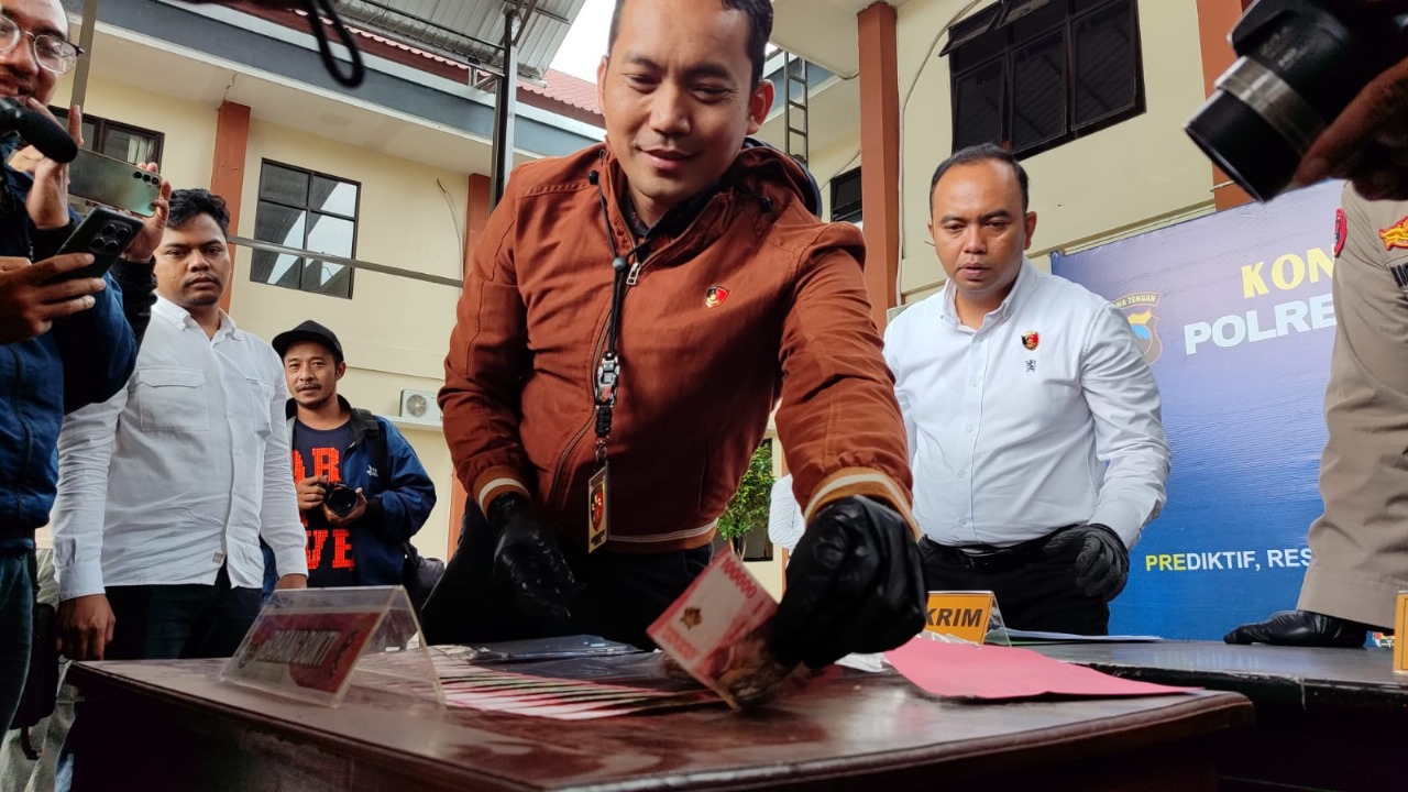Beli Uang Palsu Lewat Facebook, Pria Asal Temanggung Ditangkap Polisi dengan 15 Lembar Upal