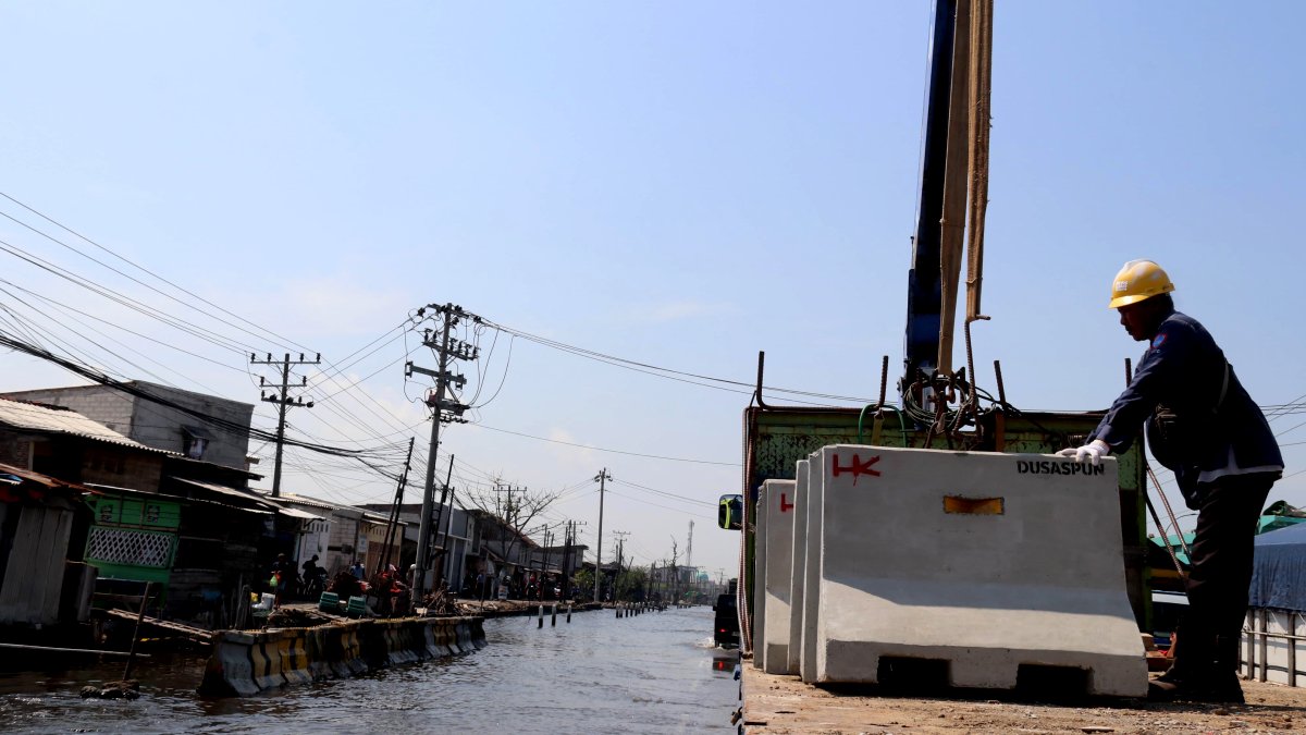 Banjir Rob Picu Macet Sayung, U-Turn Jalan Semarang-Demak Ditutup