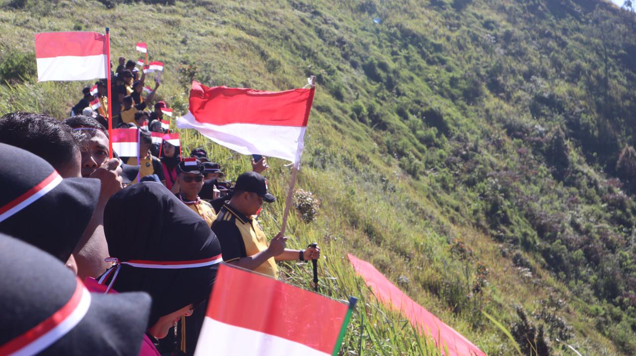 Haru Biru Penurunan Bendera Merah Putih Raksasa di Gunung Andong