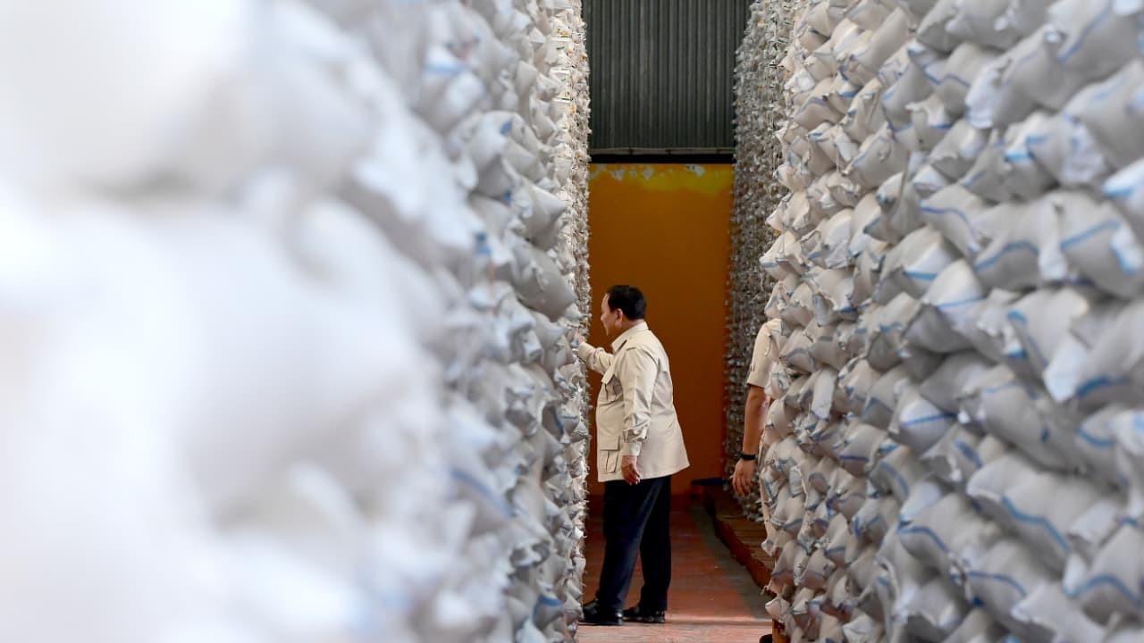 Presiden Prabowo Sidak Gudang Bulog di Magelang, Pastikan 7.000 Ton Beras Aman dari Krisis Global