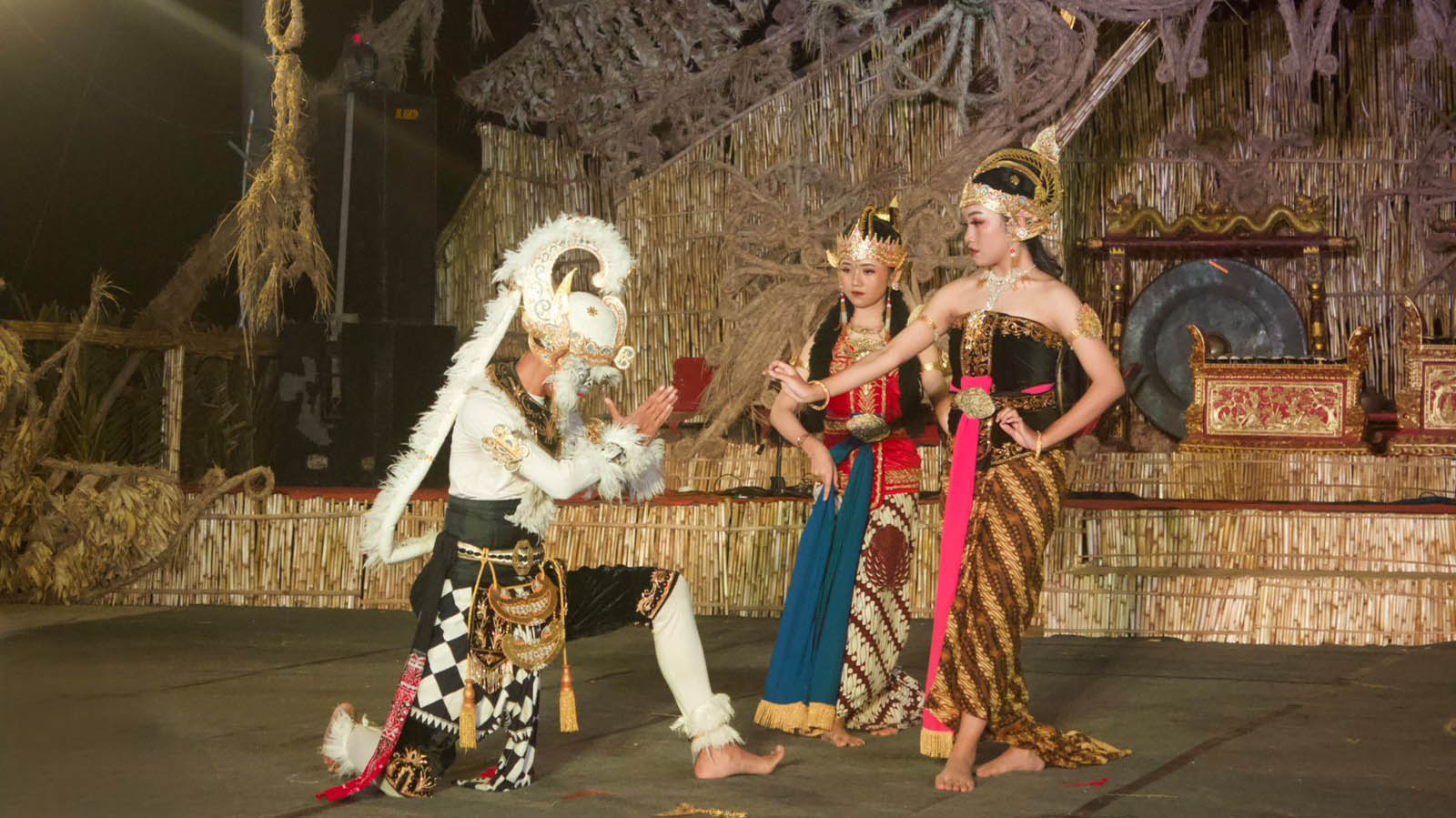 SMP Negeri 8 Magelang Tampilkan Tari Taman Soka di Festival Lima Gunung