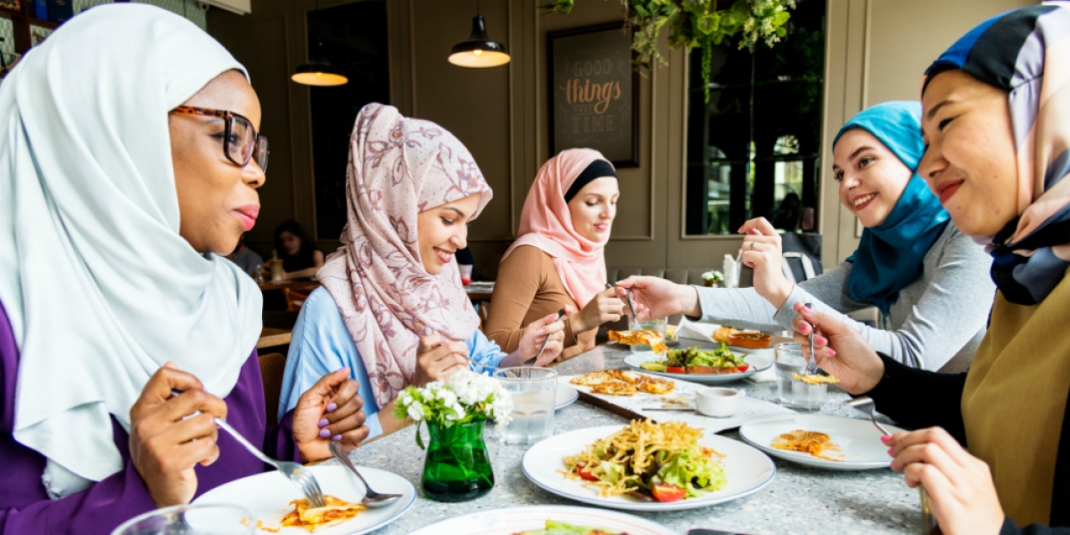 Dianjurkan Berbicara Ketika Makan, Asal Isinya Pujian terhadap Makanan dan Allah yang Membuat Makanan