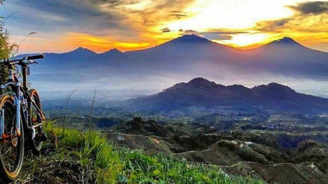 3 Spot Foto Tersembunyi di Lereng Gunung Sumbing Magelang yang Berlatar 6 Pegunungan! 