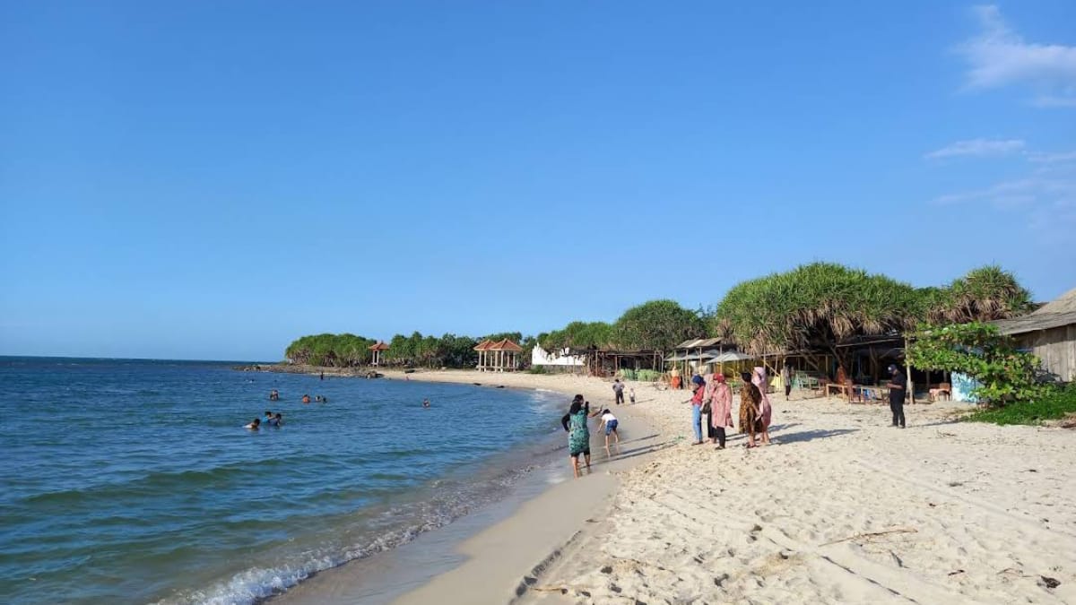 LIBUR TELAH TIBA! Pantai Empu Rancak Pantai Terindah dengan Pasir Putih di Jepara