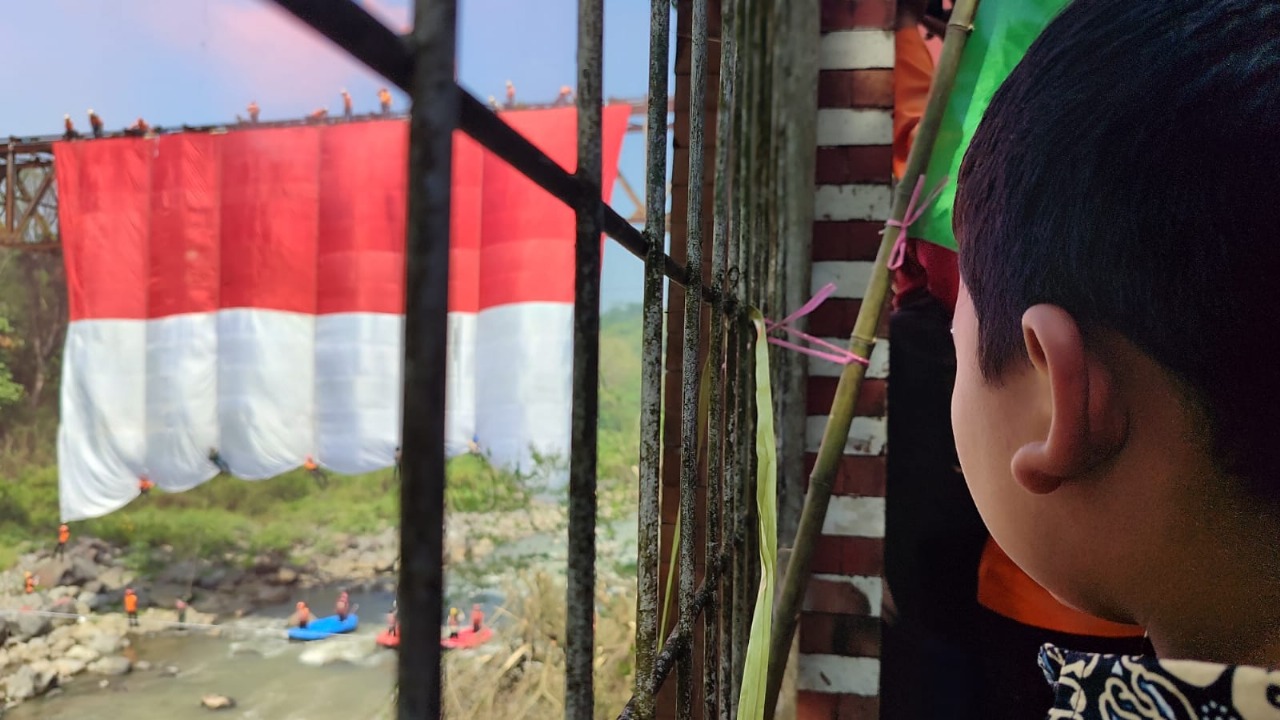 Bendera Raksasa 30x20 Meter Dikibarkan di Jembatan Kali Progo Temanggung Peringati HUT RI ke-80