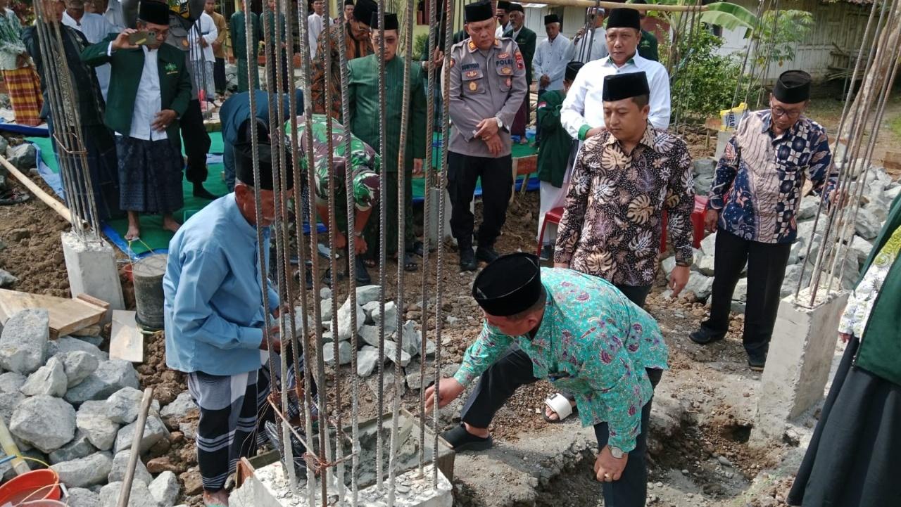Warga NU Ngombol Purworejo Gotong Royong Bangun Gedung MWC