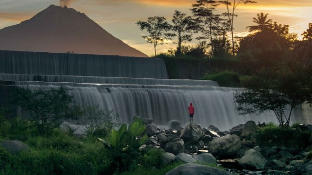 Melihat Gagahnya Gunung Merapi Dari Balik Objek Wisata Watu Nganten Magelang