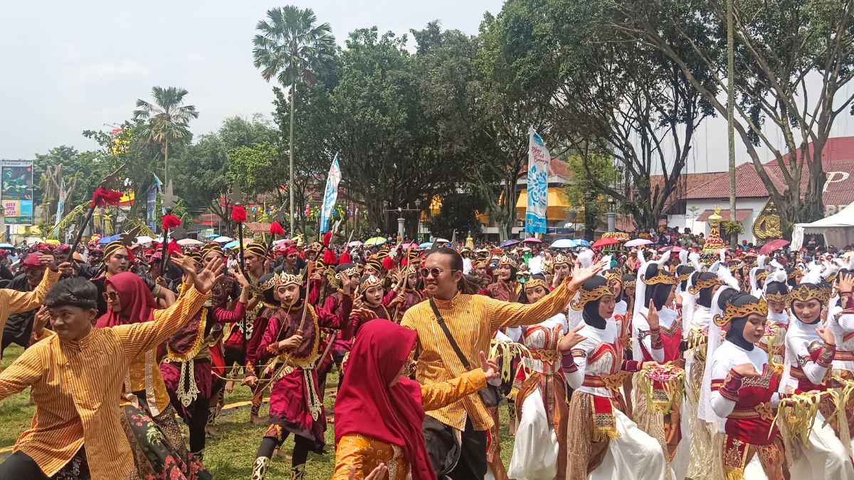 Ratusan Penari Kota Magelang Meriahkan Pesta Rakyat Grebeg Gethuk 2024 di Alun-alun
