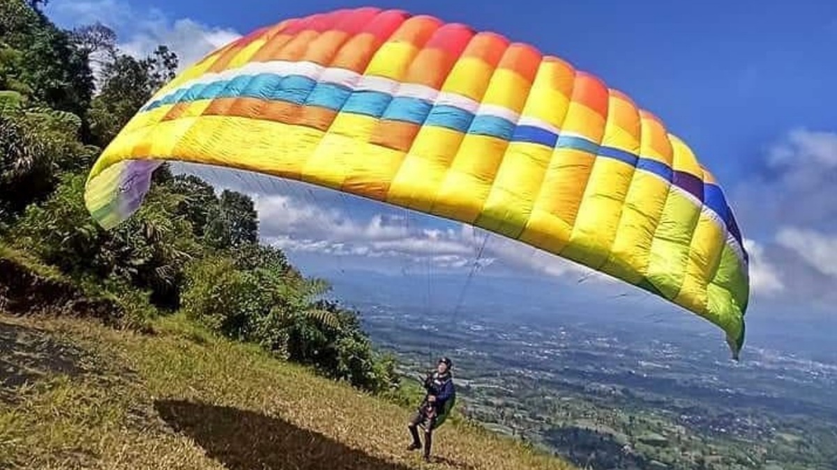 Serunya Olahraga Paralayang di Bukit Kekep Wonosobo yang Cukup Memacu Adrenalin