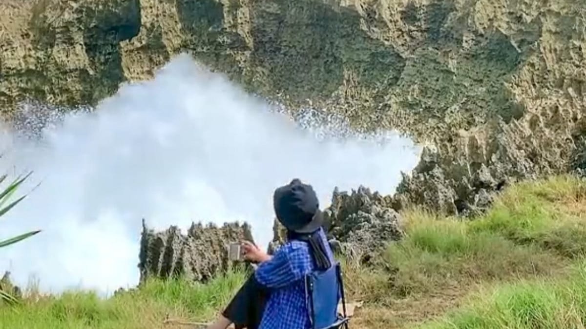 Indahnya Semburan Ombak Viral Di Pantai Widodaren Gunung Kidul!