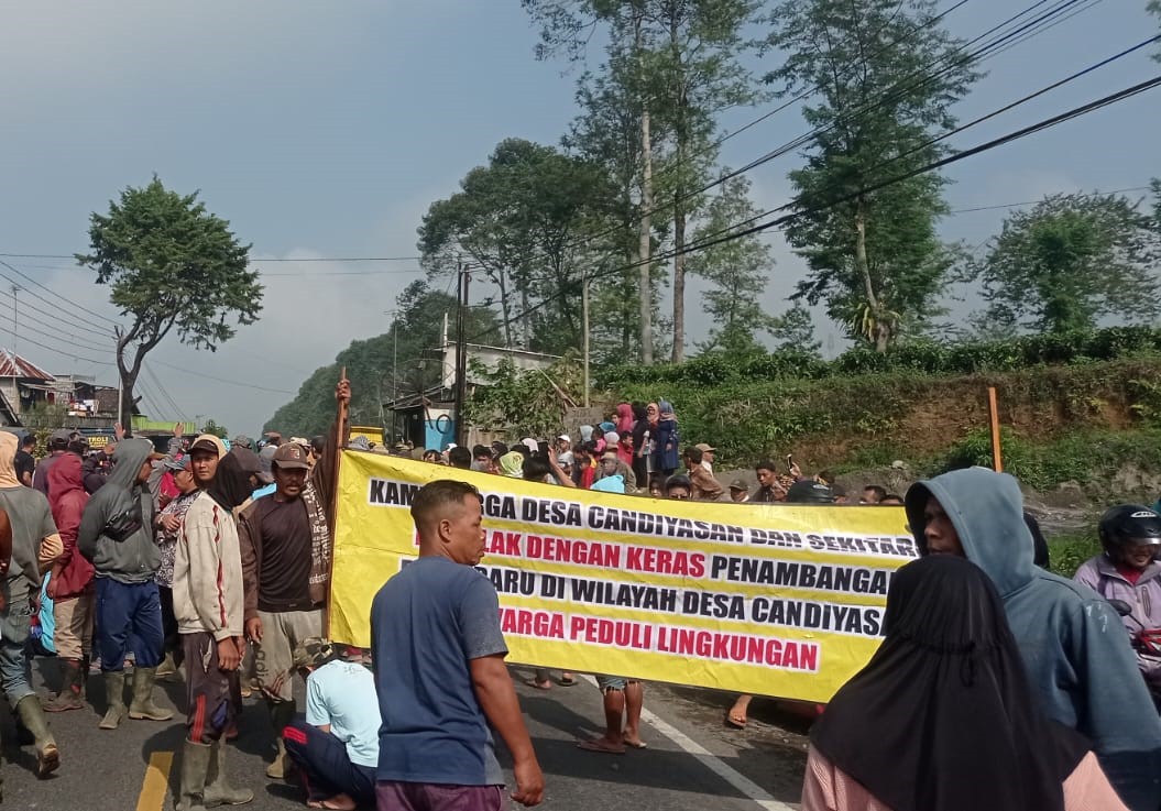 Tolak Galian C Liar, Ribuan Warga Kertek Wonosobo Blokade Jalan Provinsi