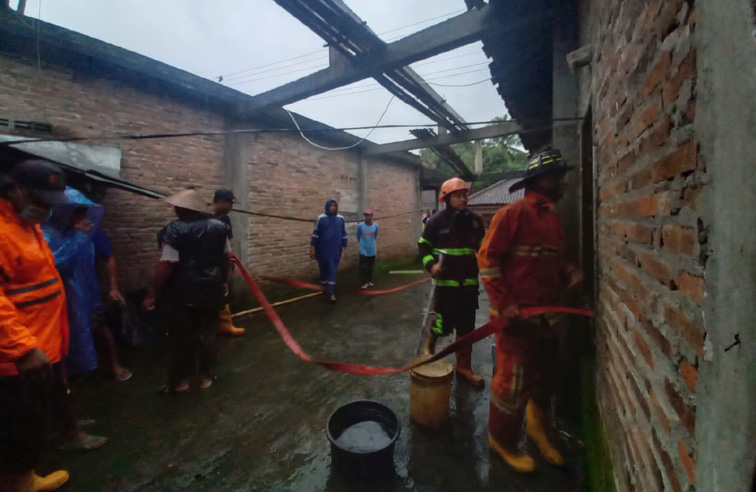 Sebuah Rumah di Magelang Terbakar, Tim Damkar Berhasil Selamatkan 15 Rumah Lainnya