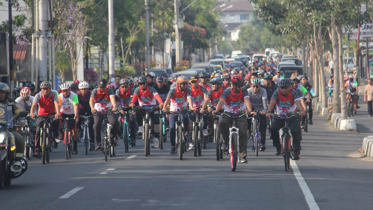 Ribuan Pesepeda Gowes Bareng Meriahkan HUT TNI ke-78 di Magelang