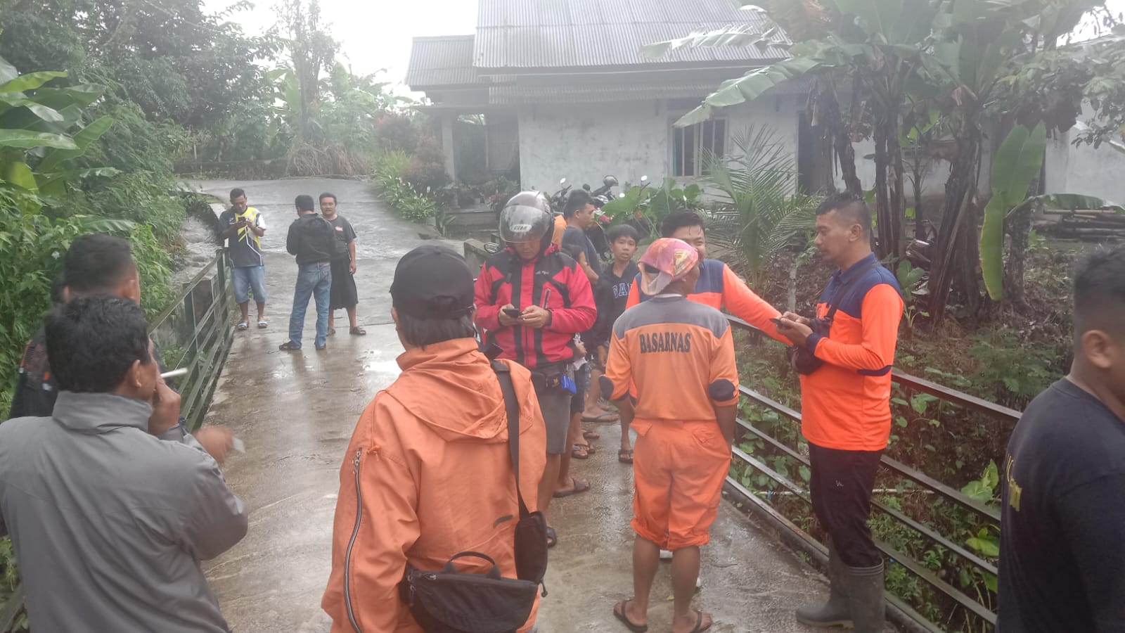 Terpental dari Jembatan Sayangan Wonosobo, Pengendara Sepeda Motor Hilang Tertelan Banjir