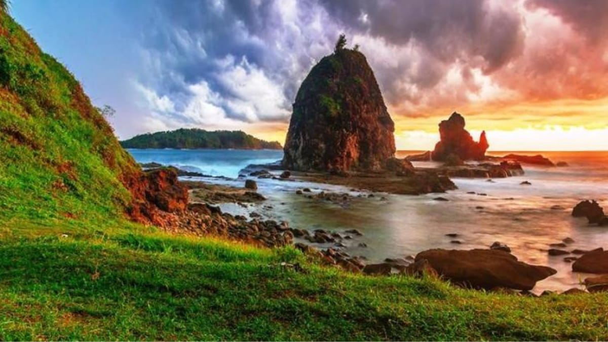 Ketemu Hidden Gem Lagi Di Gunung Kidul, Pantai Watu Lumbung Yang Sangat Cantik!