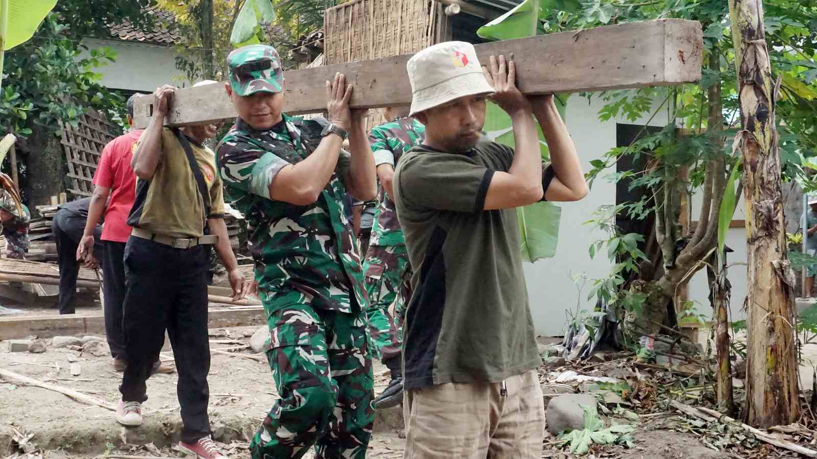 Kodim 0705/Magelang Bedah Rumah Warga Muntilan, Dandim Ikut Turun Tangan