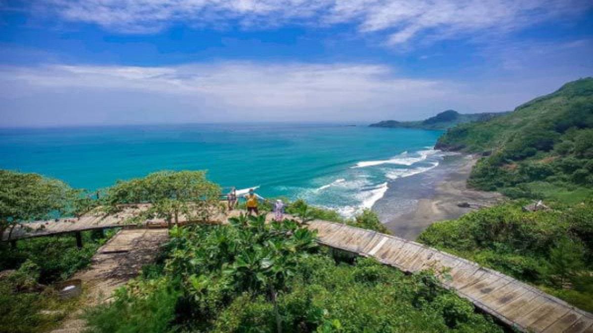 Menjelajah Pantai Surumanis : Pesona Keindahan yang Menakjubkan di Kebumen