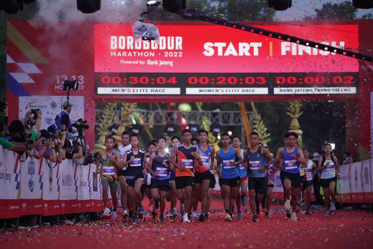 Nurshodiq dan Pretty Sihite Juara Elite Race Borobudur Marathon 2022 