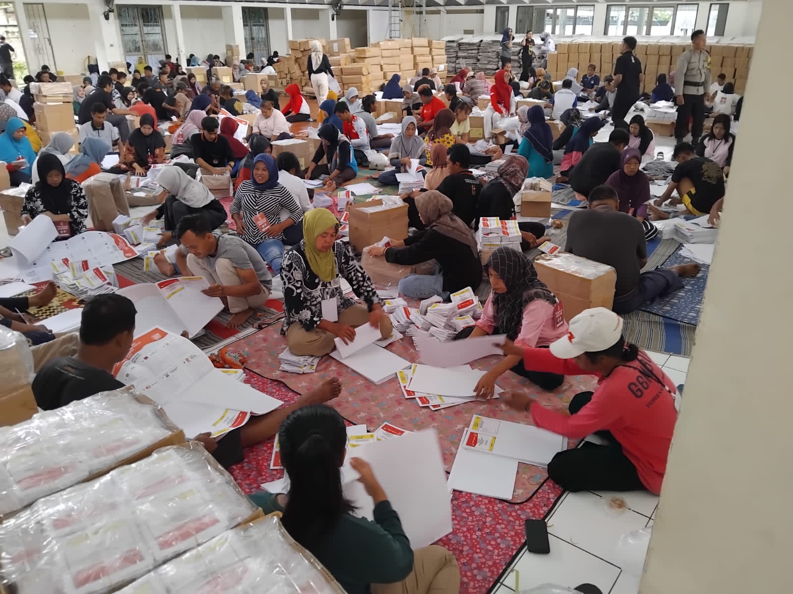 Surat Suara DPR RI Dilipat di GOR Gemilang Kompleks Setkab Magelang