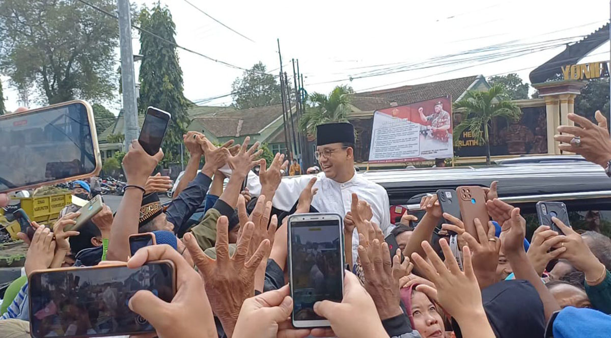 Sambutan Hangat Ratusan Simpatisan Anies Baswedan di Jalanan Purworejo