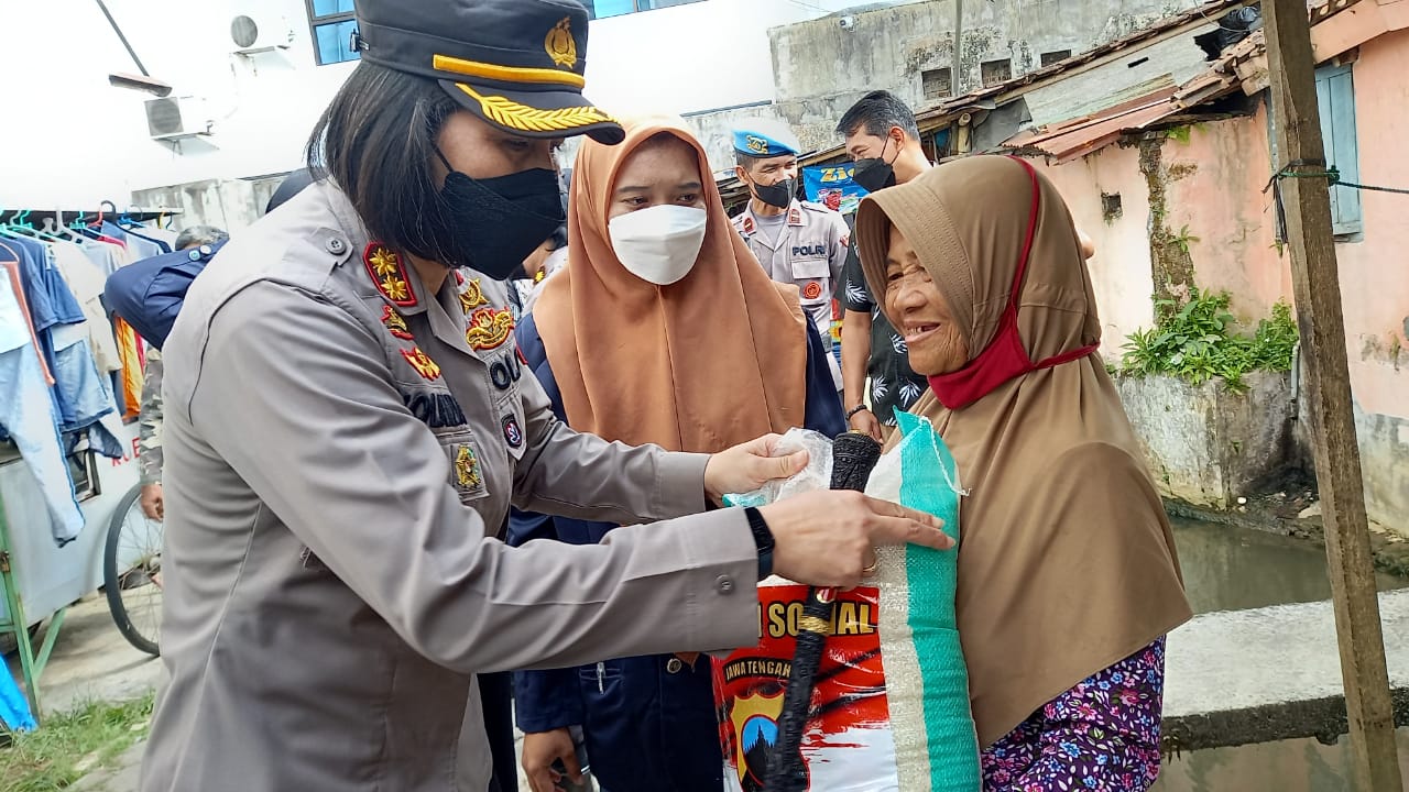 Sasar Warga Sekitar Lingkungan, Polres  Magelang Kota Salurkan 2 Ton Beras 