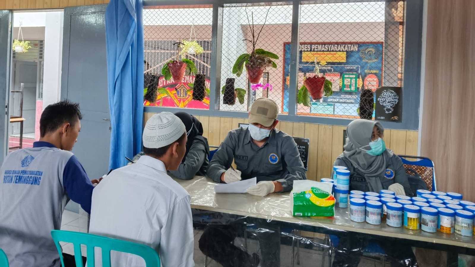 Rutan Temanggung dan BNNK Gelar Tes Urine Mendadak, Semua Pegawai dan Napi Negatif Narkoba