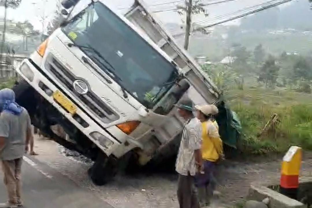 Angkut 1.000 Galon Aqua, Hino Lohan Melorot di Tanjakan Kertek Wonosobo