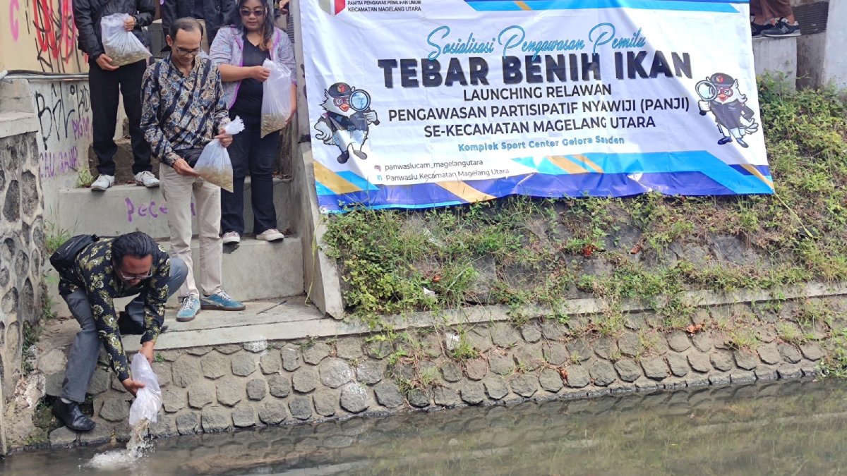 Panwascam Magelang Utara Tebar 1.000 Benih Ikan Melem di Kali Bening