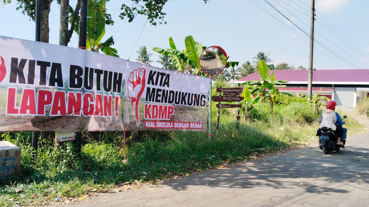 Warga Madusari Secang Magelang Pasang Spanduk Protes, Tagih Janji Perbaikan Lapangan Desa