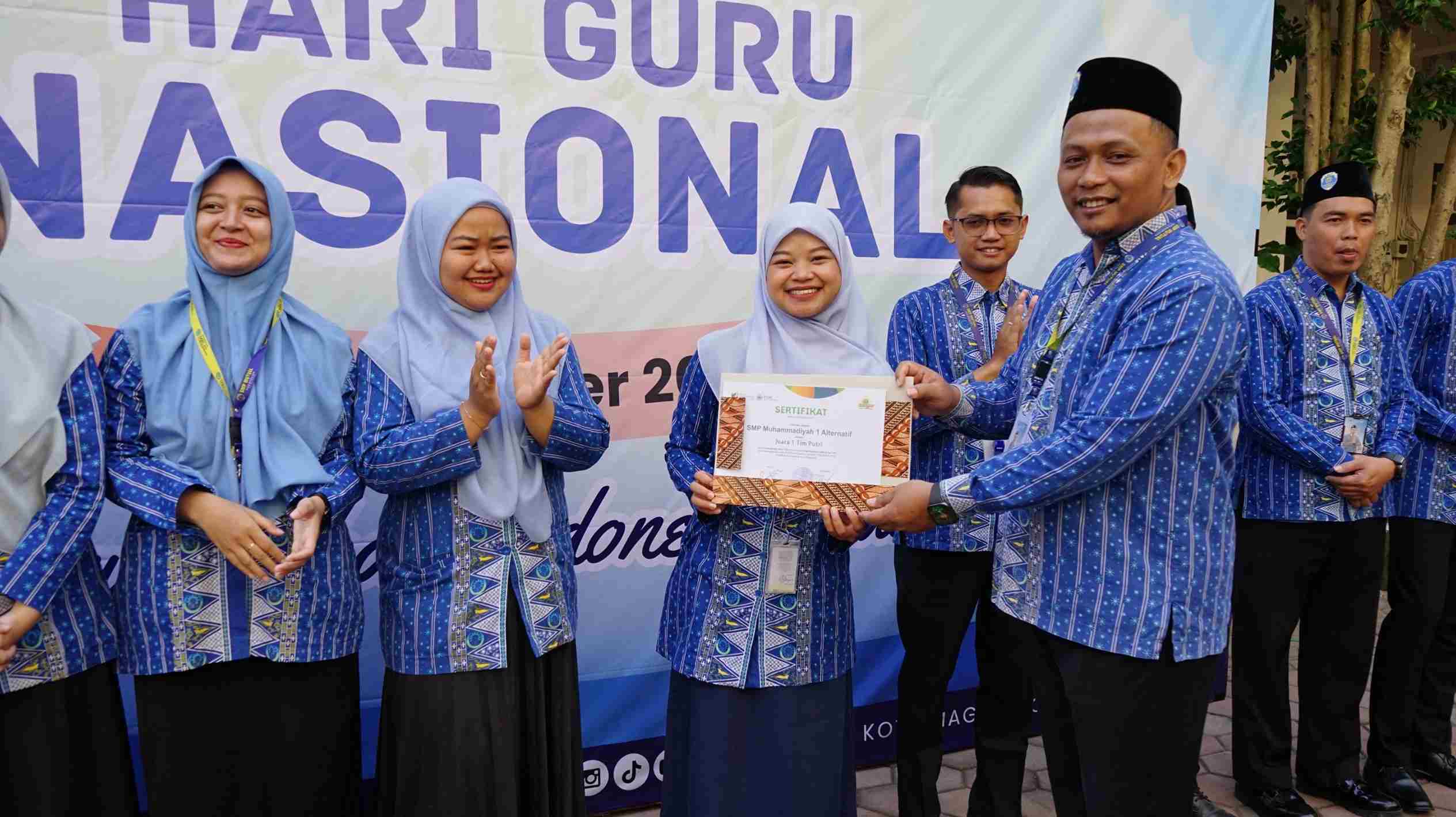 Harumkan Sekolah, Guru dan Siswa SMP Mutual Raih Puluhan Prestasi di Momen Hari Guru