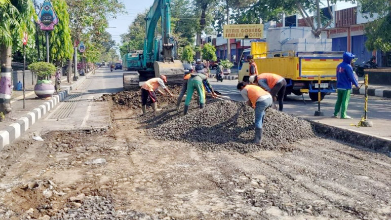 Jalan Urip Sumoharjo Purworejo Diperbaiki, Arus Lalu-Lintas Dialihkan Sementara