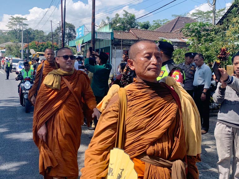 Warga Temanggung Antusias Sambut 32 Biksu Tudhong Asal Thailand