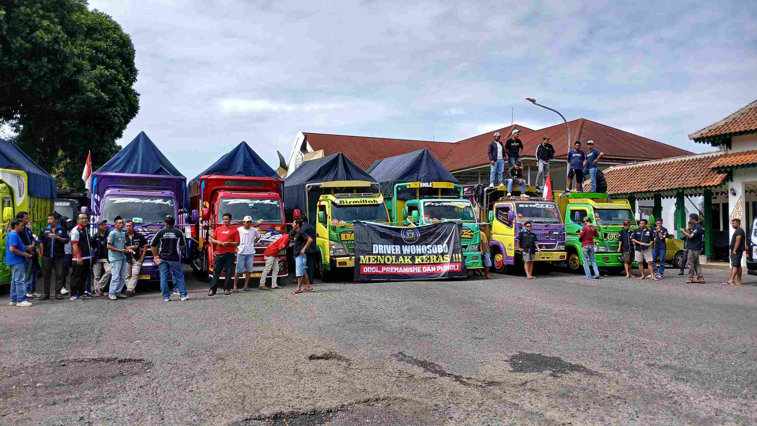 Aksi Demo Tolak Regulasi ODOL, Sopir Truk Blokir Jalan Wonosobo - Kertek