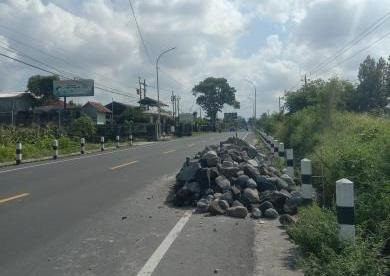 Tabrak Tumpukan Material di Pinggir Jalan Palbapang-Mendut, Seorang Gadis Meninggal Dunia