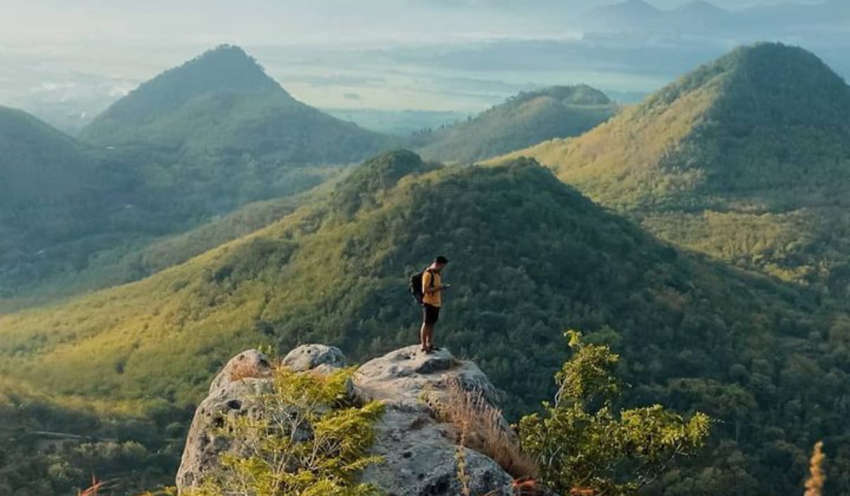 Bukit Cumbri Wonogiri Suguhkan Pemandangan Menawan Perbukitan Seribu dan Gunung Lawu