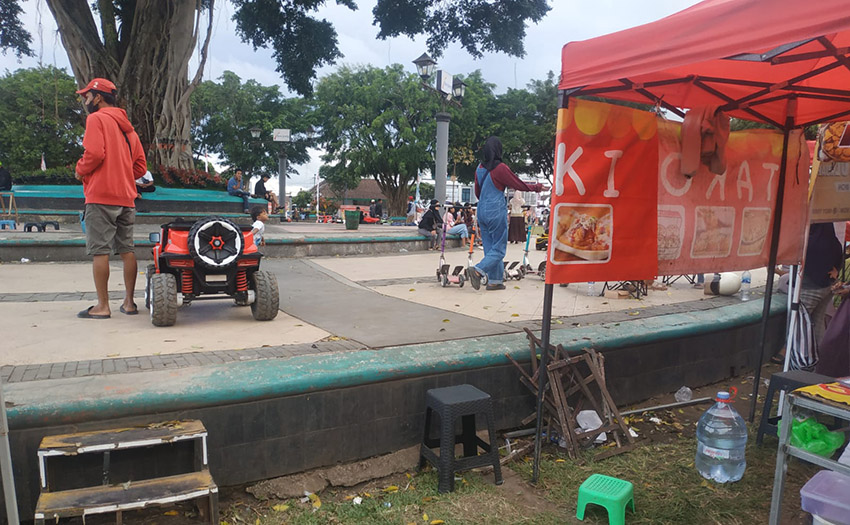 KONTRADIKTIF! Tumpukan Sampah Usai Acara Pameran Lingkungan Hidup di Alun-alun Magelang