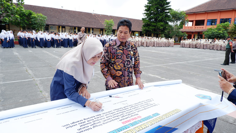 Bubuhkan Tanda Tangan! SMPN 5 Kota Magelang Deklarasikan Sekolah Aman dan Anti Bullying