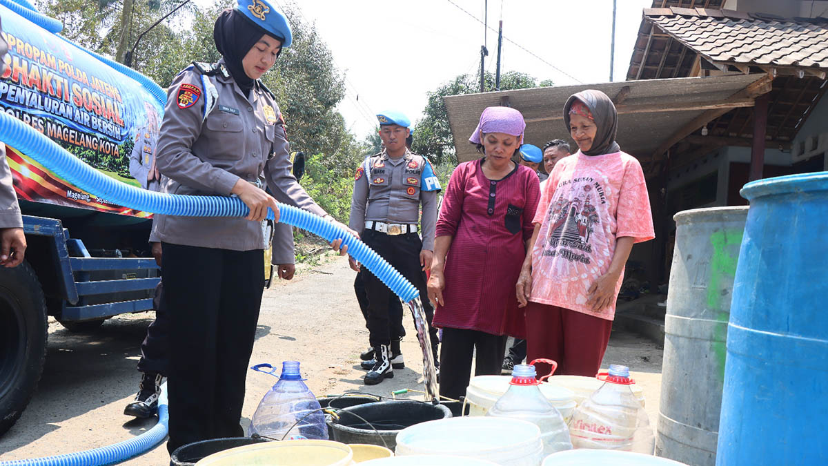 Kekeringan Landa Purwosari, Propam Polda Jateng dan Polres Magelang Kota Salurkan 8.000 Liter Air Bersih