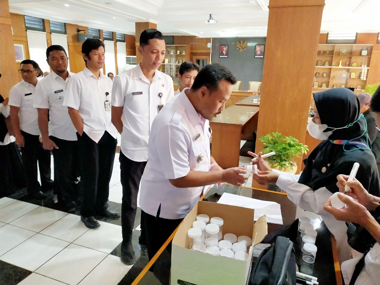 Cegah Narkoba, 100 Pejabat Pemkab Magelang Ikuti Tes Urine 