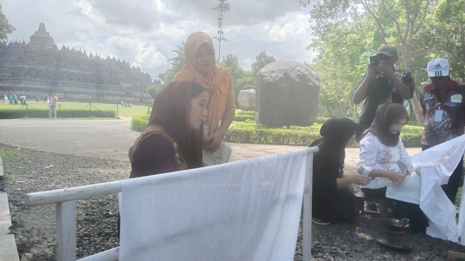 Lestarikan Batik, 200 Peserta Ramaikan Lomba Mencanting di Candi Borobudur