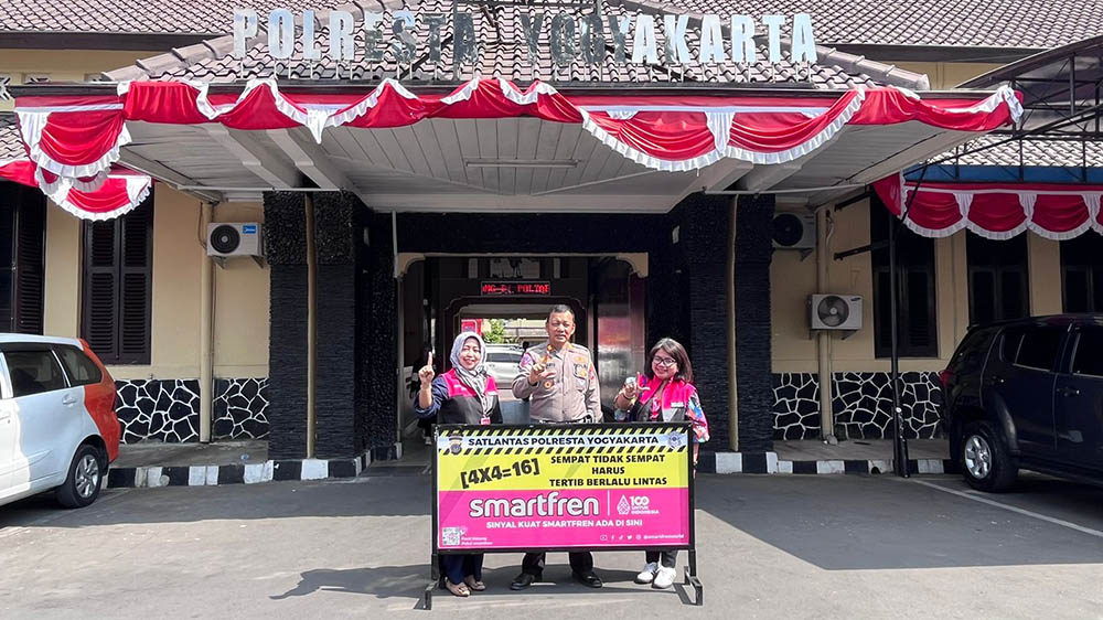 Smartfren Bekerja Sama dengan Satlantas Polresta Yogyakarta Sebar Pembatas Jalan untuk Keselamatan Pengendara