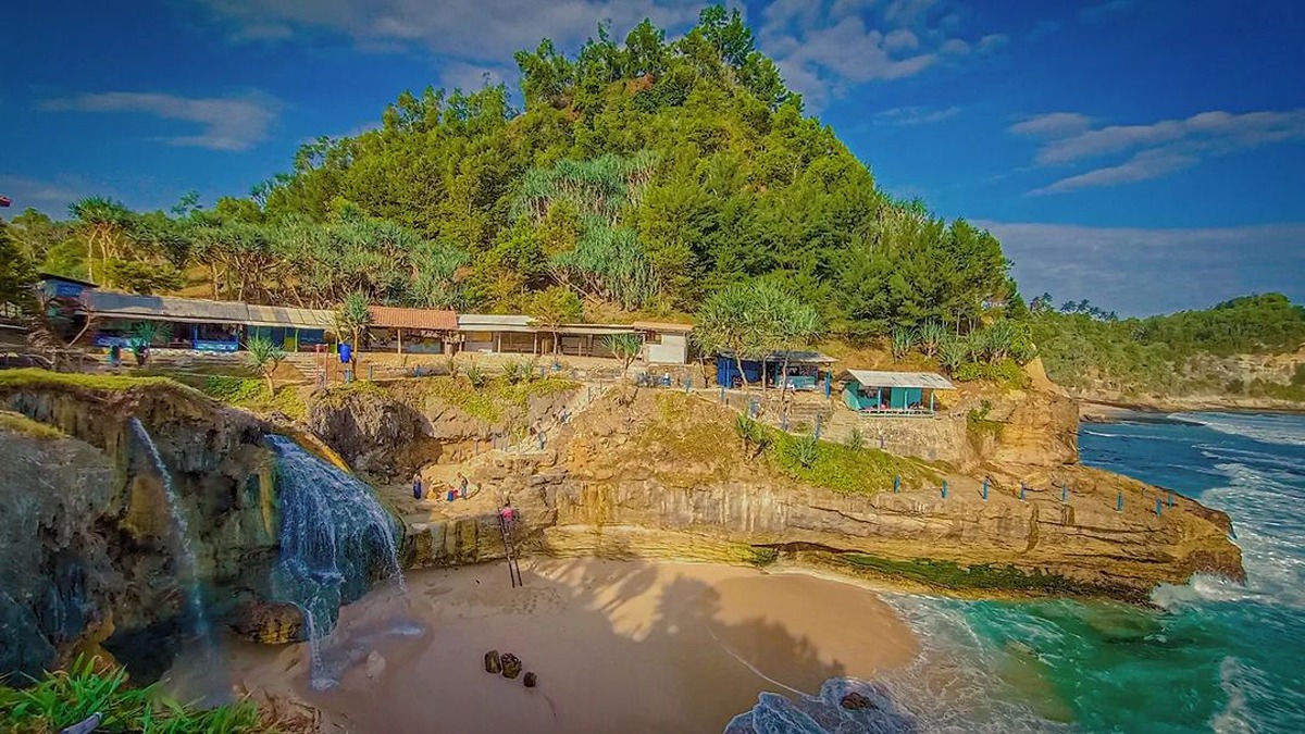 Pantai Banyu Tibo Pacitan Keindahan Air Terjun dan Pantai Sekaligus cocok untuk Wisata Akhir Tahun 