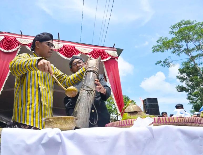 Kirab Gunungan Gendis, Wujud Syukur Masyarakat Desa Tlogopucang Temanggung atas Limpahan Rezeki