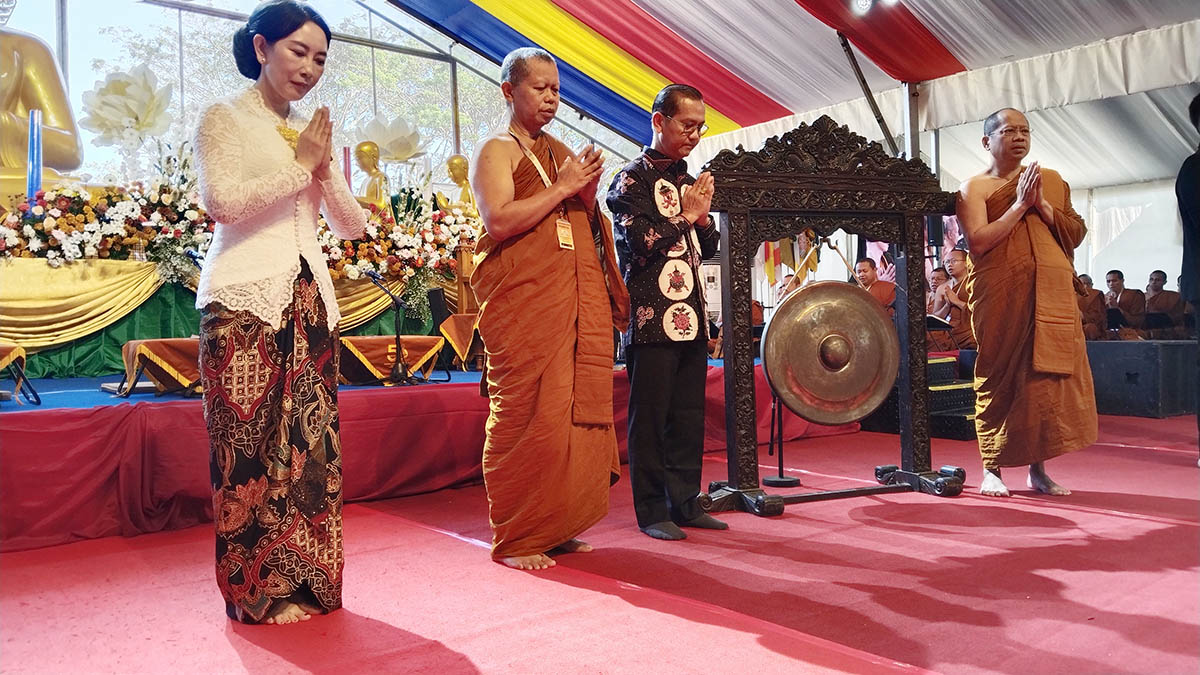 Bukan Sekadar Membaca Tipitaka, 2.045 Umat Jalani Atthasila di Borobudur