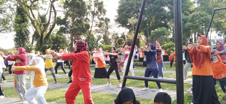 BPKK PKS Gelar Senam dan Berbagi Bahan Makanan